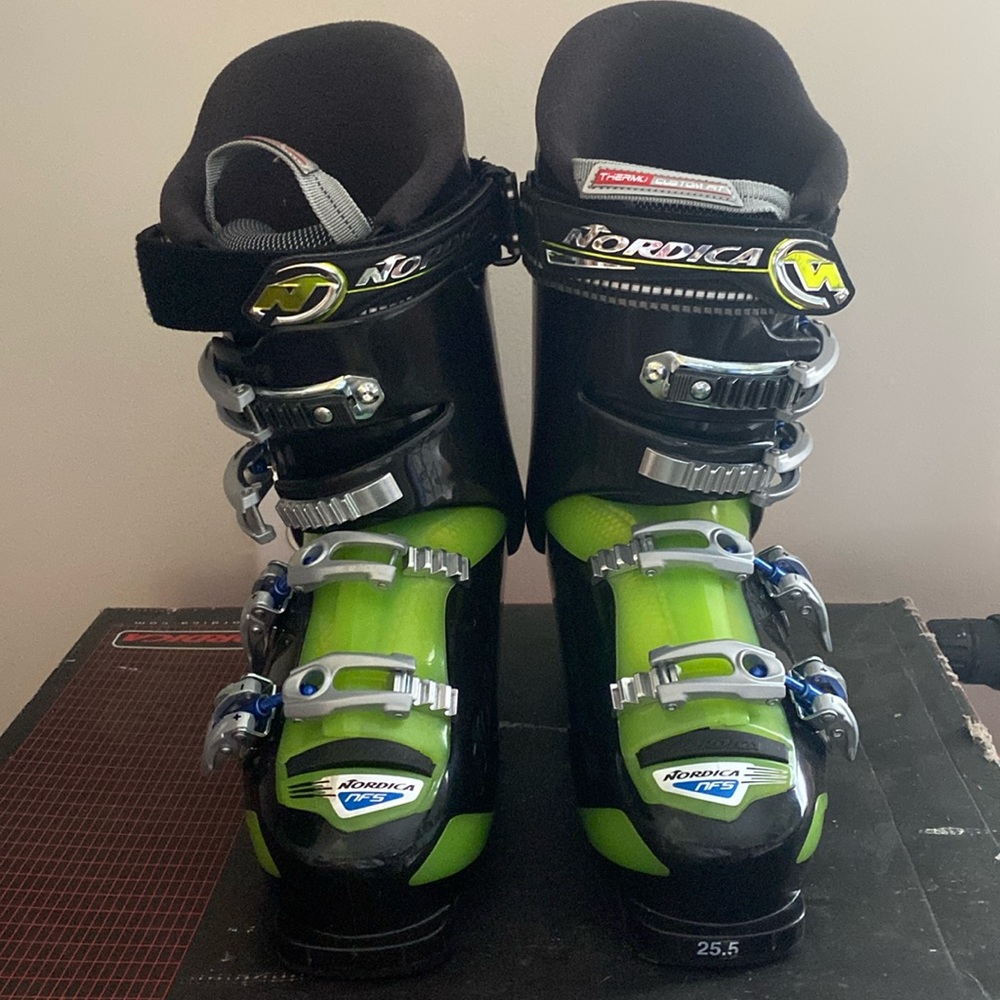 Nordic's snow boots.  Black/green.  Size 25.5 (women's size 8)